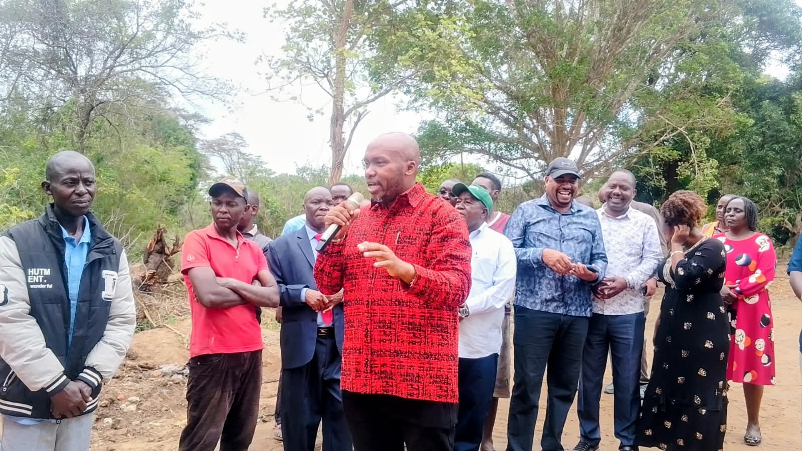 Dr. Stephen Mbaya kimwele joins governor malombe in commissioning  Kunguluni drift .